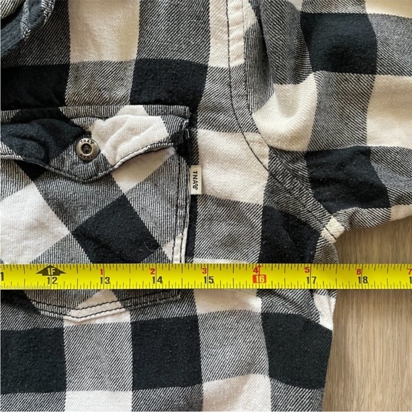 Aritzia / TNA classic fit plaid flannel shirt - Picture 9 of 11